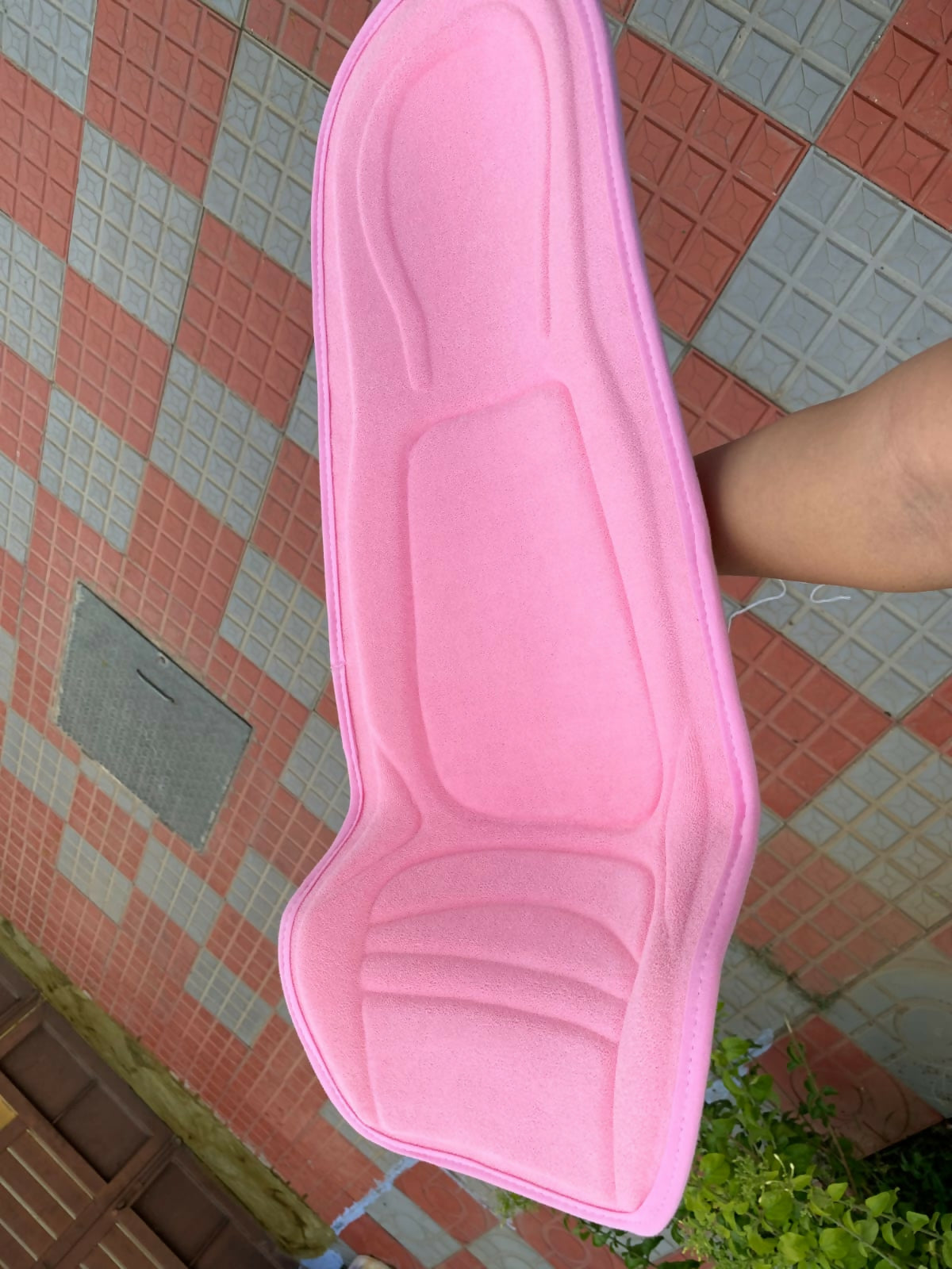 Hoopa 2-in-1 Feeding Pillow – Ergonomic support for feeding and lounging, in a soft baby pink finish.

