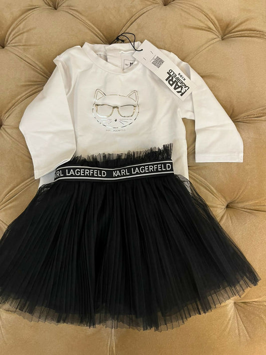 Dress your baby in luxury and style with the Baby Top and Skirt of Original Karl, crafted from high-quality materials for a chic and sophisticated look. Perfect for special occasions or everyday wear, this set ensures your little one stands out with elegance and charm.