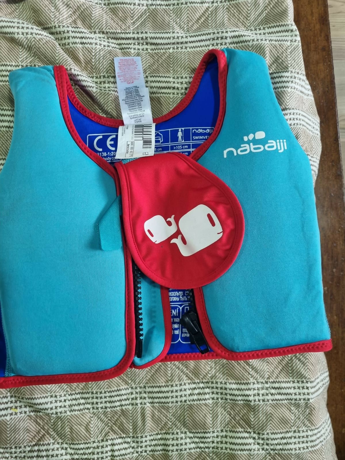 Kids swimming vest with lightweight buoyancy support, adjustable fit, secure fastening, and comfortable design for swimming practice, pool activities, and water play.