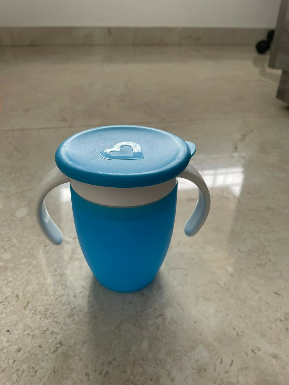 Munchkin 360 Degree Cup with Lid is designed to help babies drink independently without spills. Its 360-degree edge allows sipping from any side, making it both practical and mess-free.