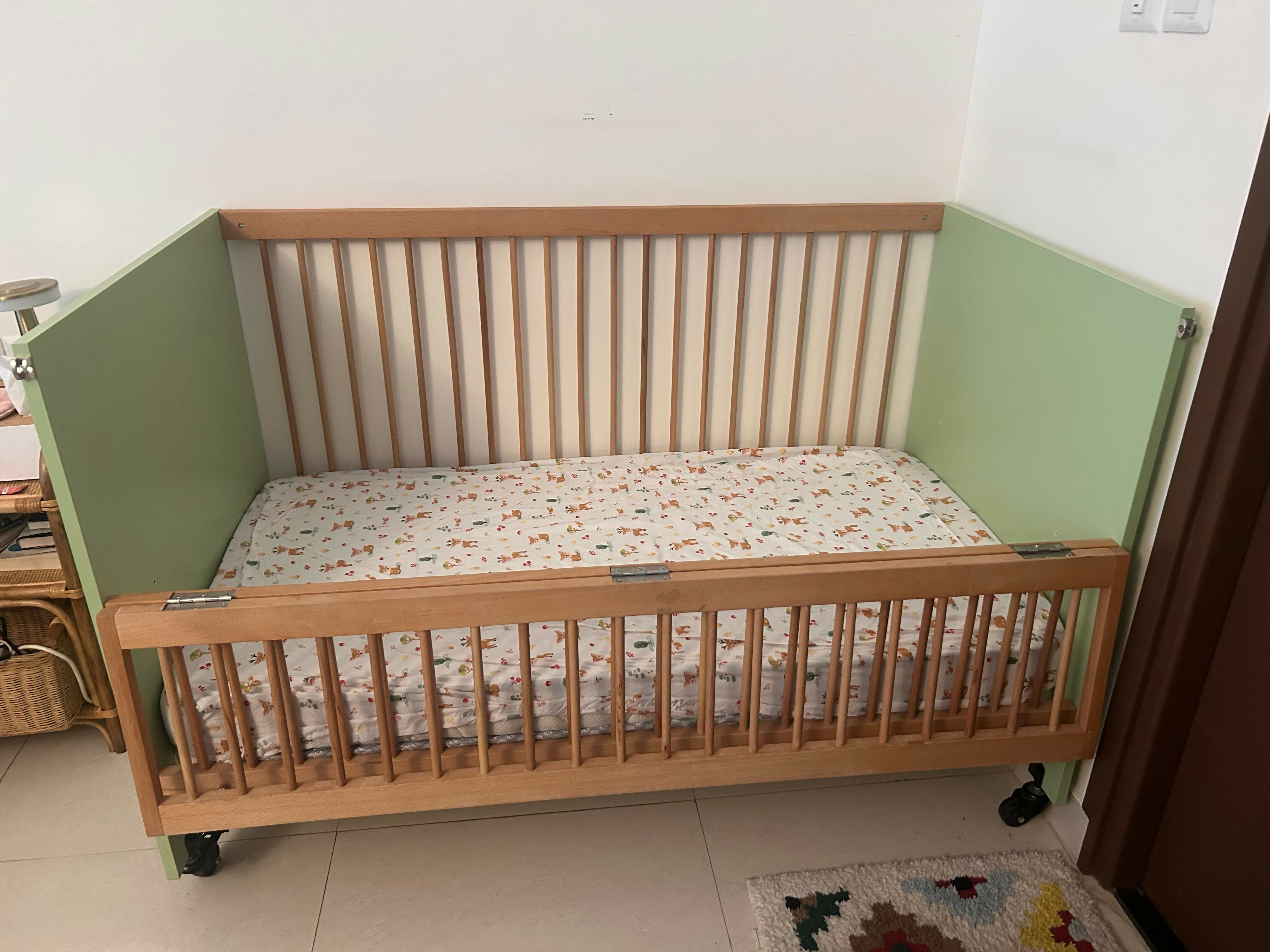 LittleBird Feather crib with cozy sleeping space, sturdy frame, breathable design, comfortable mattress area, and safe sleeping support for babies and newborns.