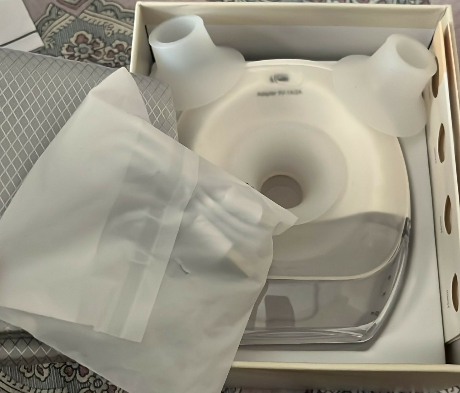 PROMOM NEO wearable breast pump with hands-free design, compact milk collection cups, adjustable suction, and portable pumping support for breastfeeding mothers.