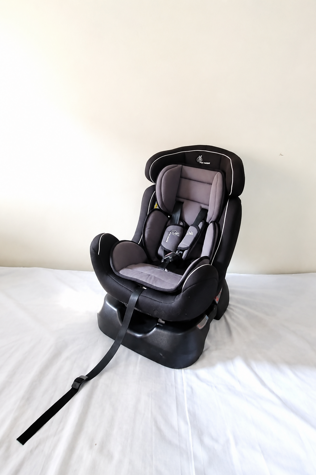R for Rabbit Jack N Jill convertible car seat with rear and forward-facing modes, adjustable safety harness, cushioned seating, side protection, and support for children from 0–25 kg.