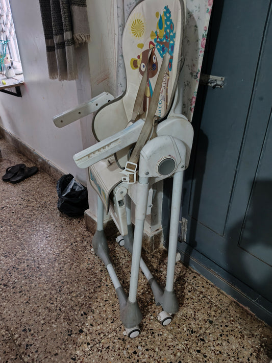R FOR RABBIT Marshmallow Lite Baby High Chair in Used condition featuring comfortable seating, a feeding tray, supportive footrest and sturdy frame for convenient everyday feeding and mealtimes with your baby.
