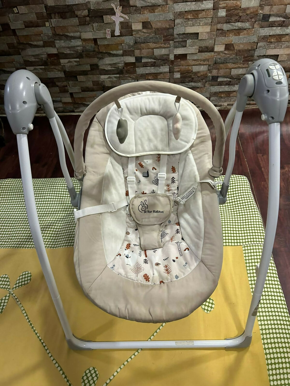 R FOR RABBIT Snicker Automatic Swing