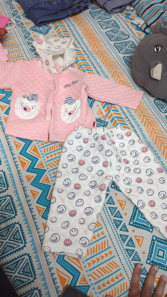 Discover our adorable Top and Bottom Set for babies, designed to keep your little one warm and stylish in any weather. Crafted from soft fabrics, this set ensures maximum comfort while keeping your baby snug. Perfect for indoor snuggles or outdoor adventures, it's a must-have for every baby's wardrobe.