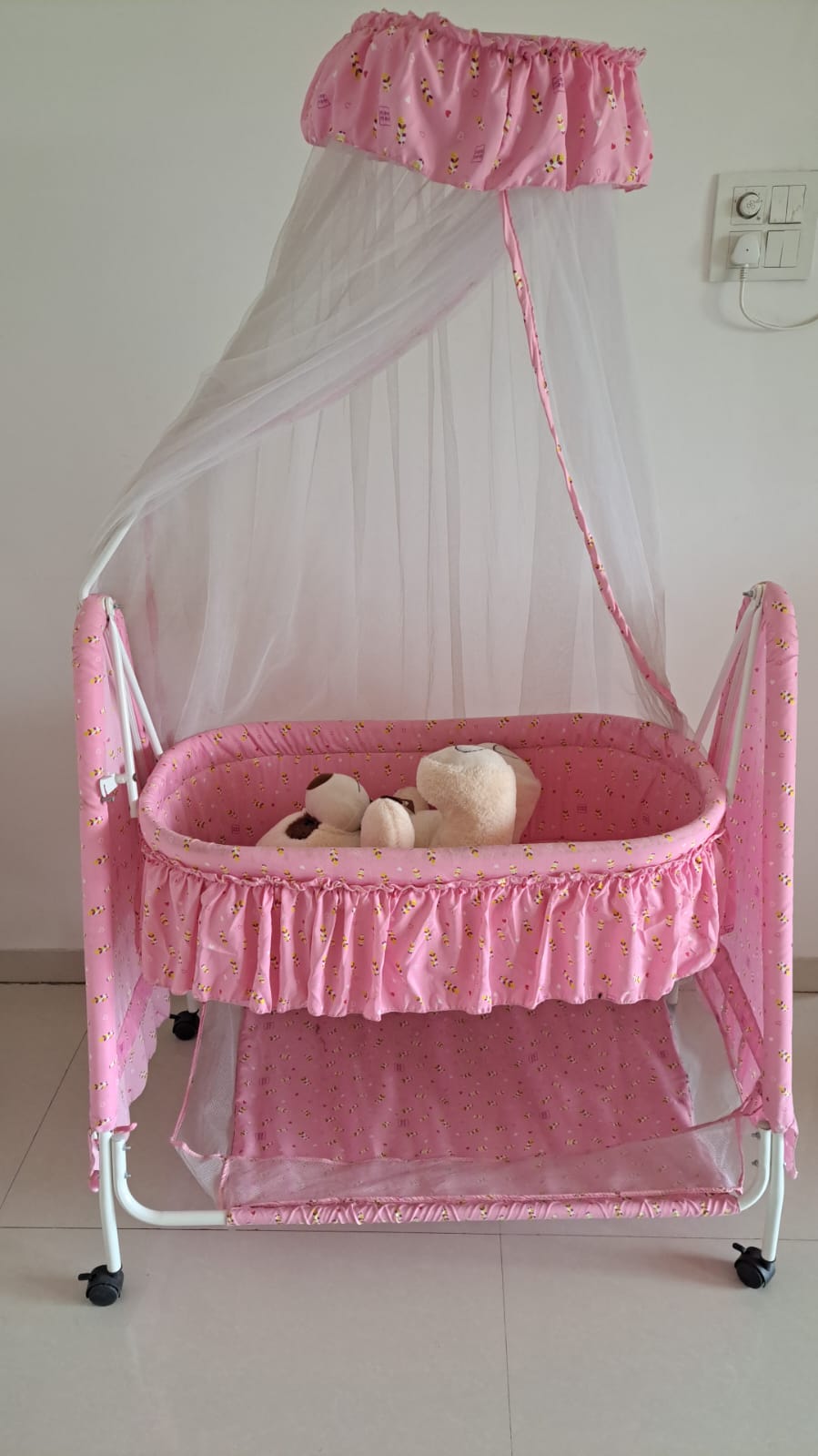 MEE MEE  Baby Cradle with Wheels and Mosquito Net