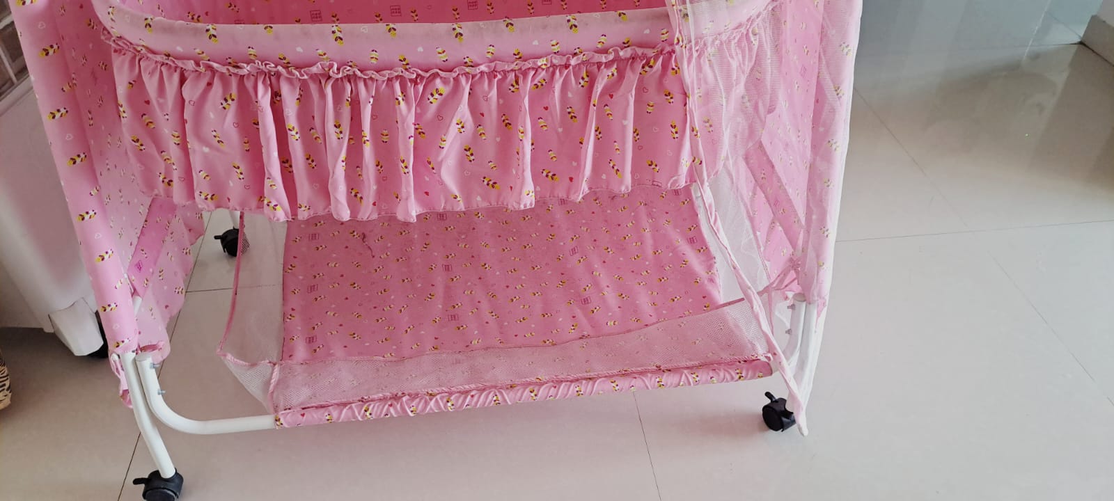 MEE MEE  Baby Cradle with Wheels and Mosquito Net