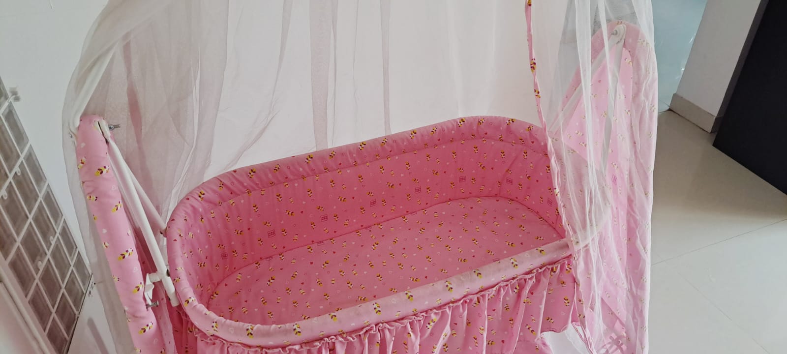 MEE MEE  Baby Cradle with Wheels and Mosquito Net