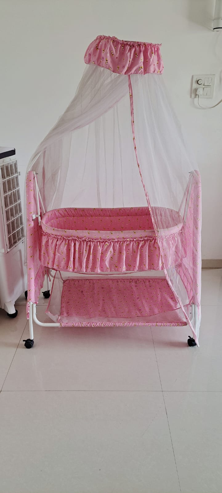 MEE MEE  Baby Cradle with Wheels and Mosquito Net
