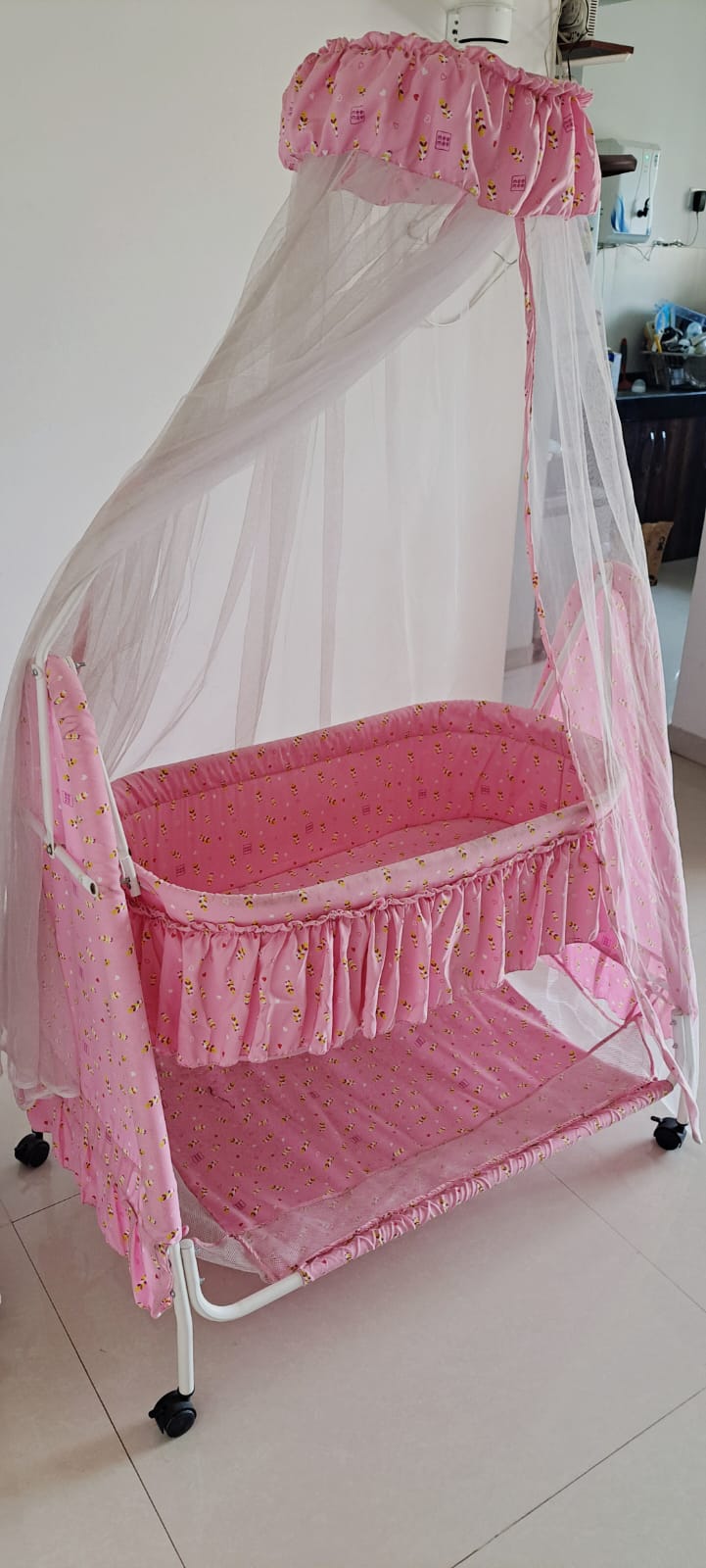 vMEE MEE  Baby Cradle with Wheels and Mosquito Net