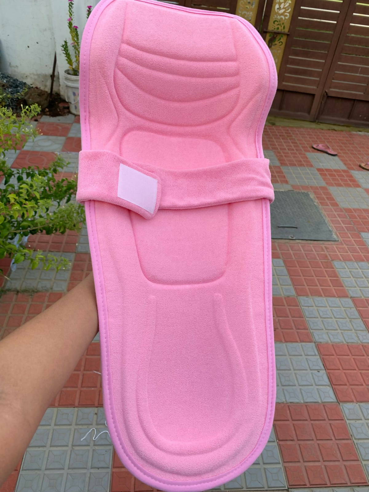 Hoopa 2-in-1 Feeding Pillow – Ergonomic support for feeding and lounging, in a soft baby pink finish.

