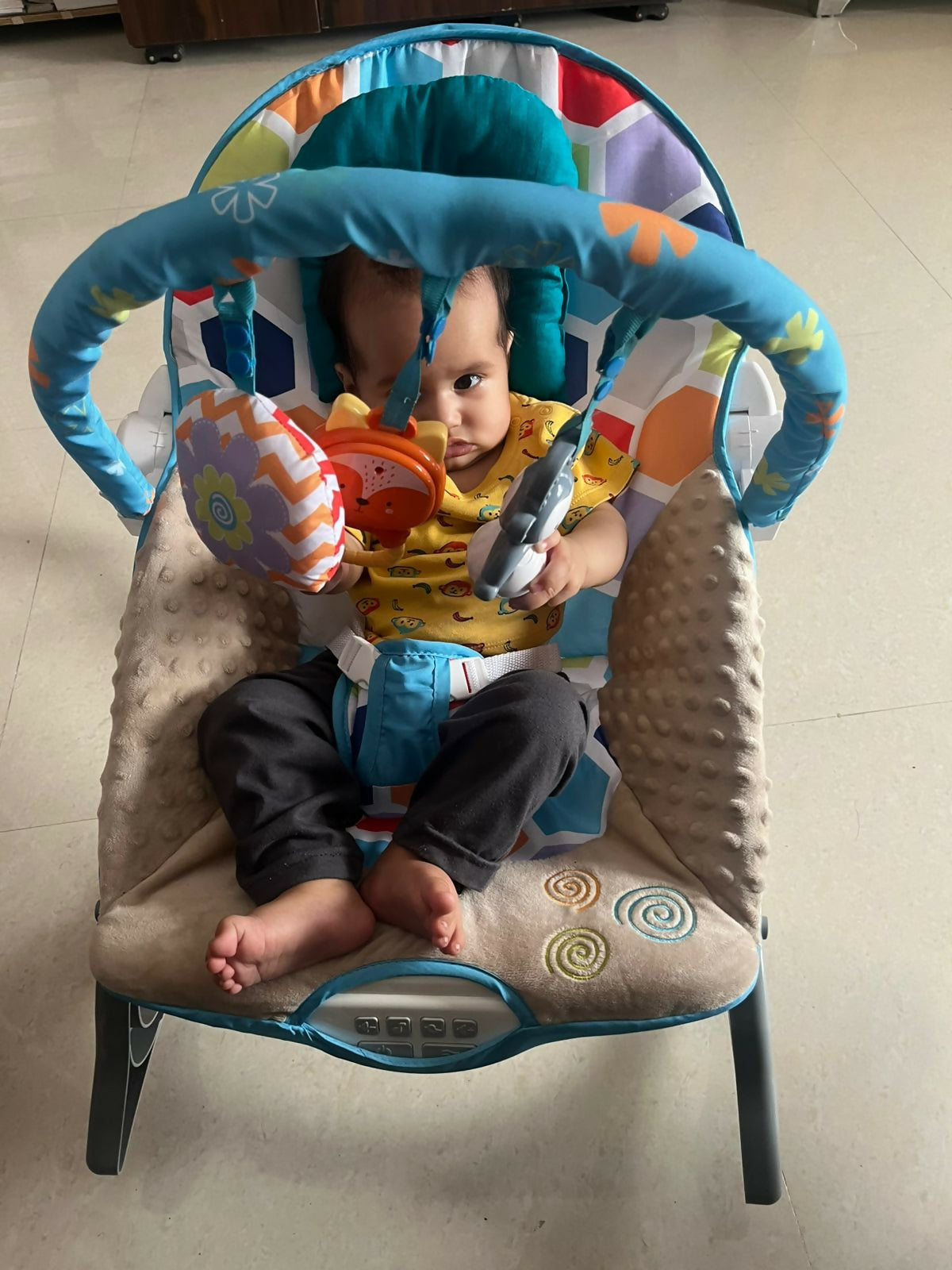 baby musical rocker with mosquito net and toys, almost new, suitable for 0–24 months