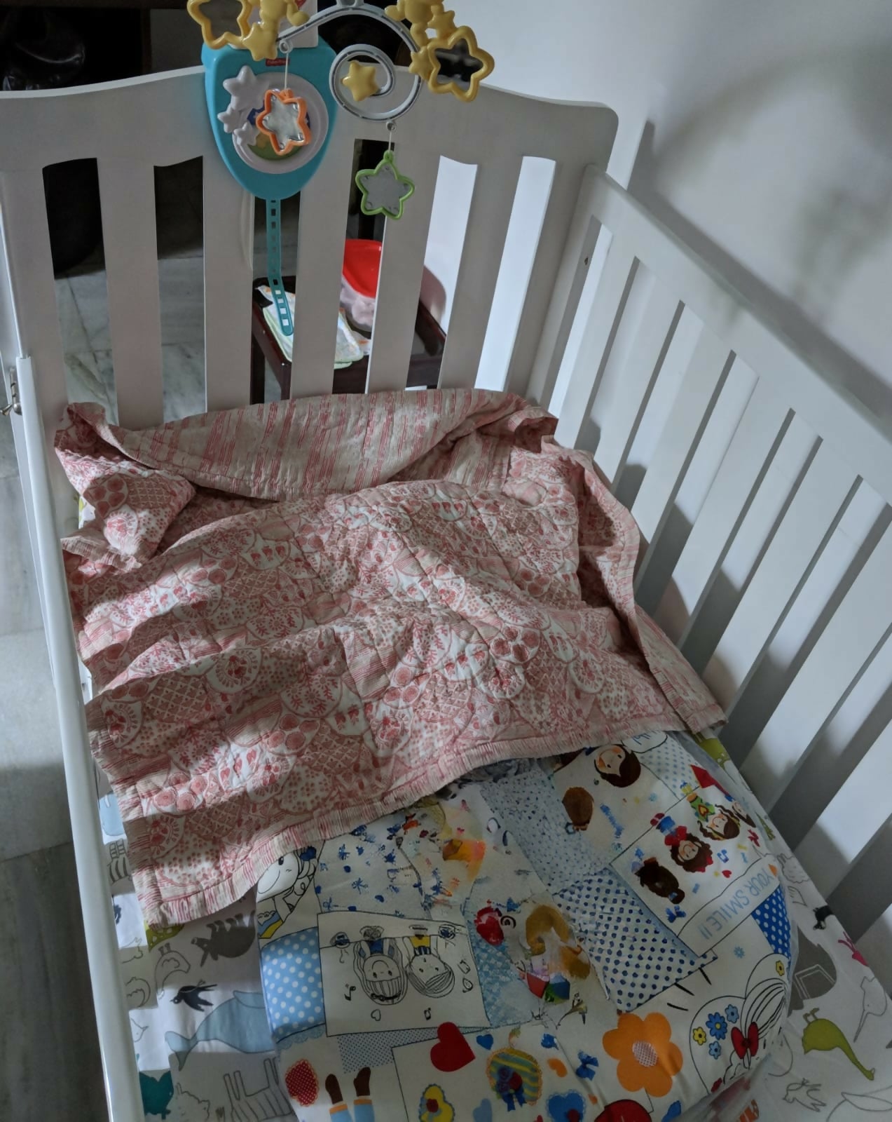Baby crib/cot with bedding, mattress, side rail padding & fitted sheets – safe and complete sleep set.