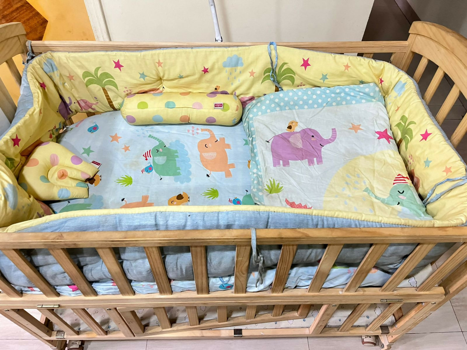 HUNY HUNY wooden baby crib – safe sleep, elegant design, and comfort for your little one.

