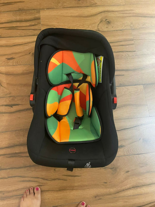 R FOR RABBIT Picaboo – a 4-in-1 baby carry cot that blends safety, comfort, and versatility for your infant’s journey.

