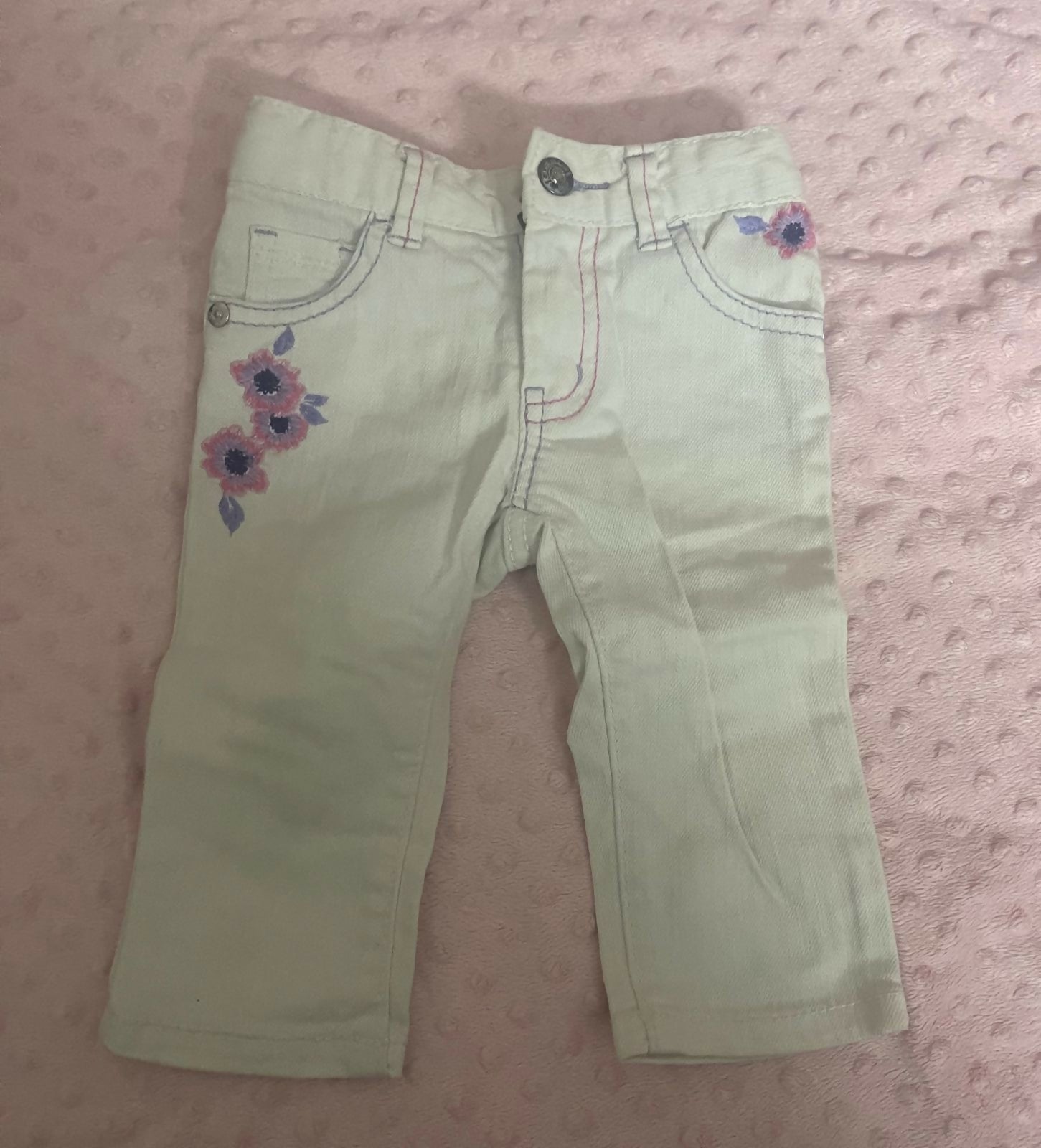 Style meets comfort with GUESS Jeans for Kids - the perfect choice for trendy little fashionistas everywhere!