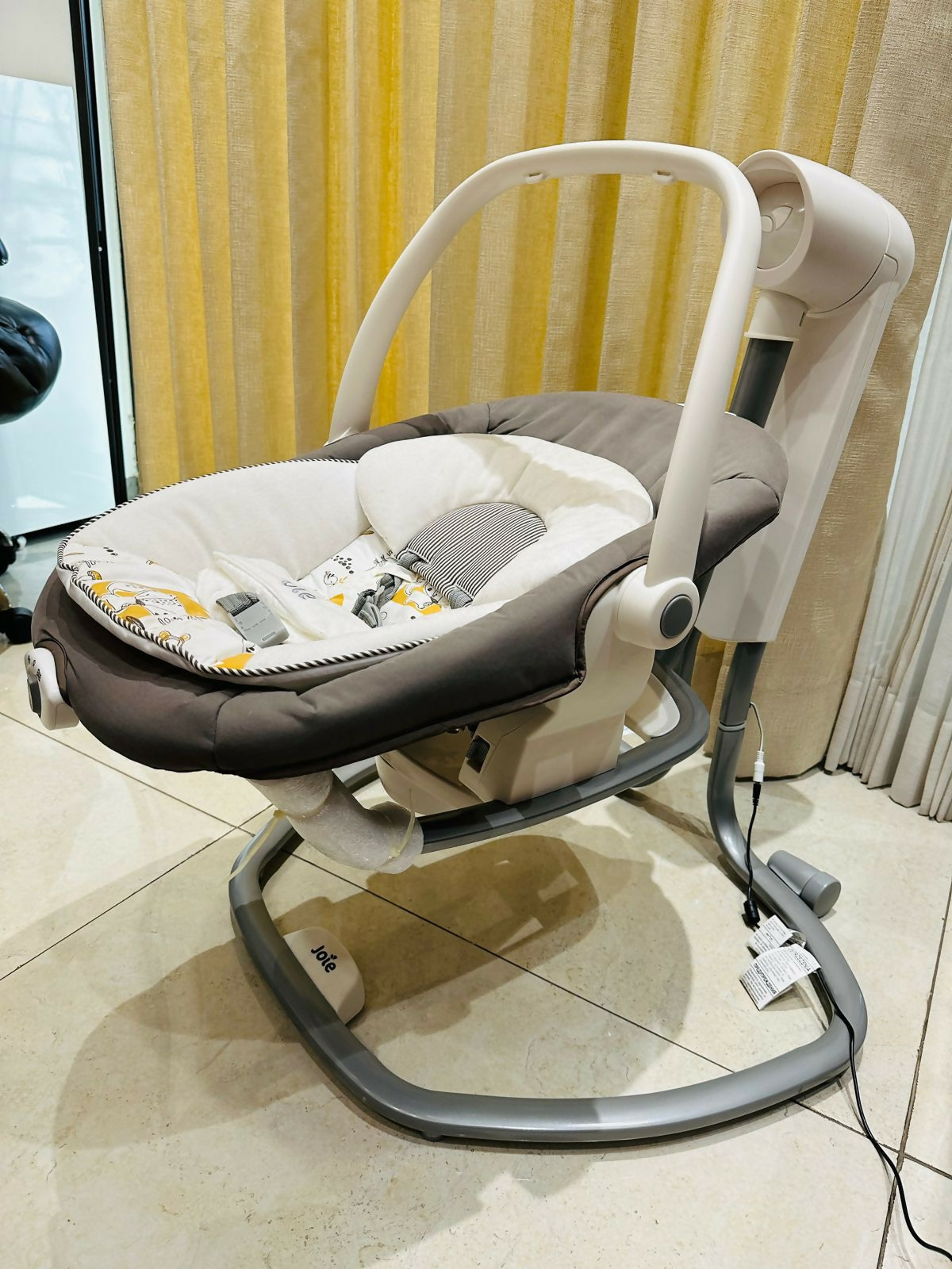 Soothe and entertain your baby with the JOIE Serina Swing – featuring multiple swinging motions, six speed settings, soothing vibrations, and lullabies for ultimate comfort and relaxation.