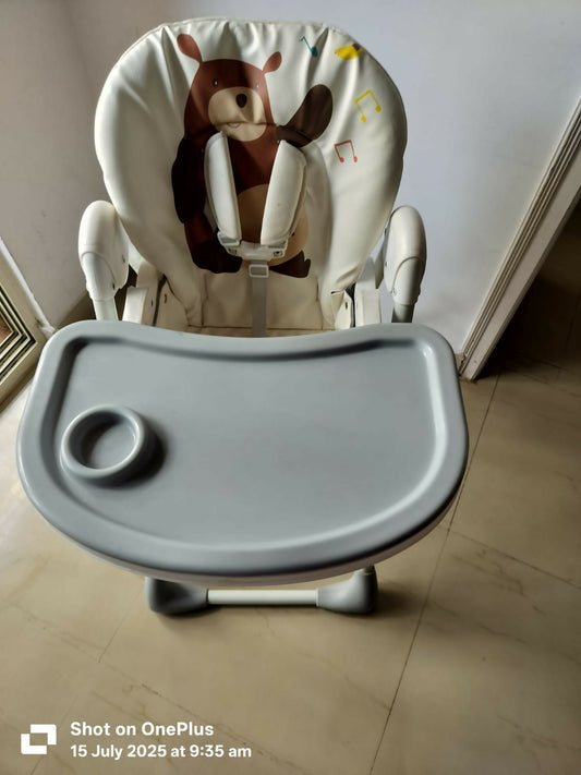 R FOR RABBIT Marshmallow feeding chair – almost new, comfy, and safe mealtime solution at a great value.

