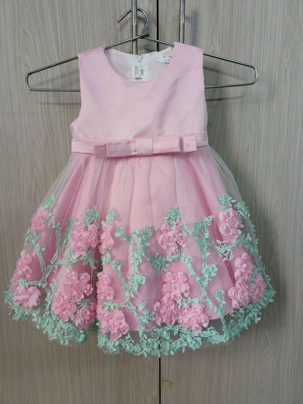 Elevate your baby girl's style with Sirosa by Hopscotch Partywear Dress/Frock, designed to enchant and captivate at every special occasion.