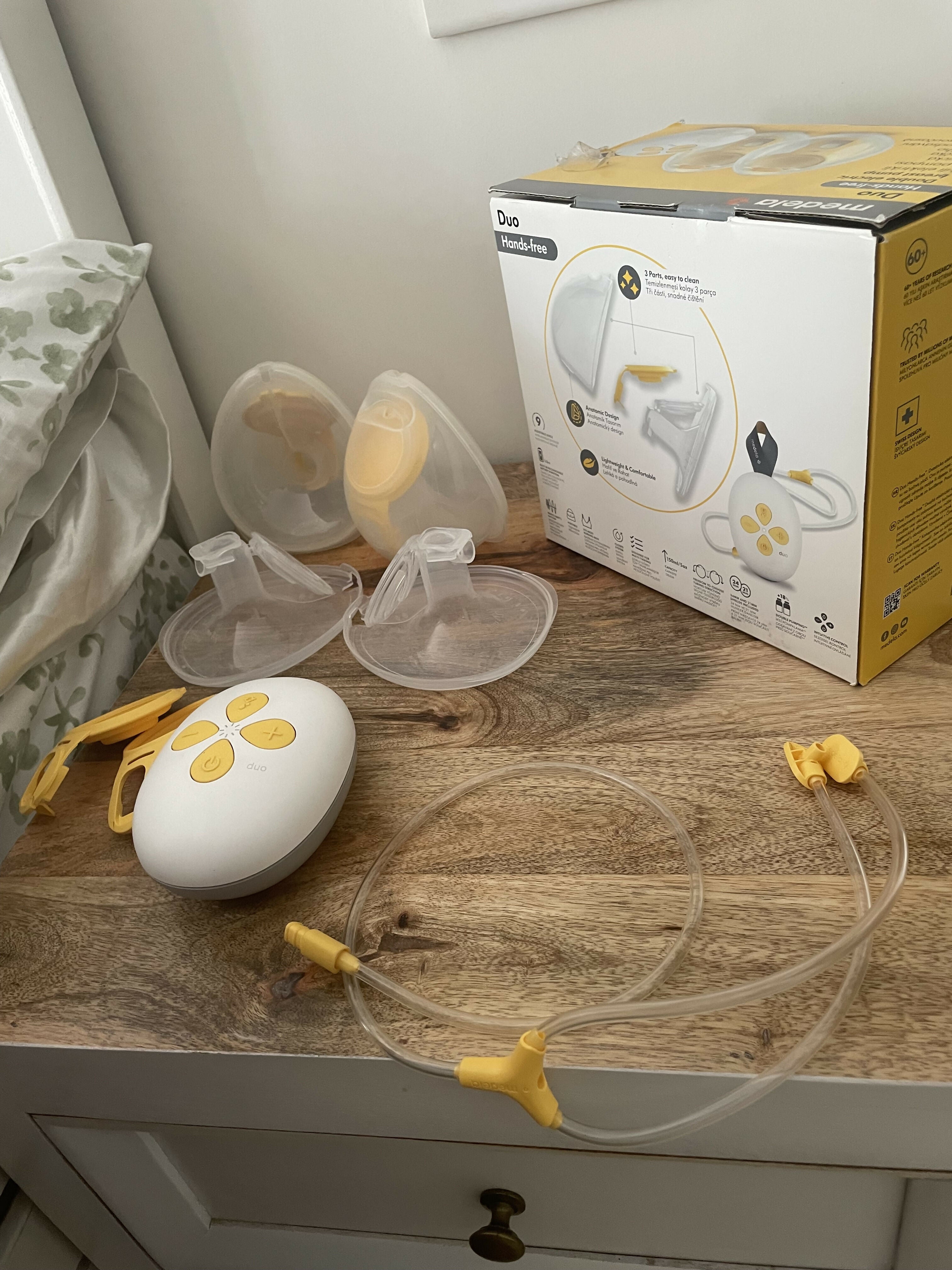 Medela Duo Handsfree wearable electric breast pump with extra Valve