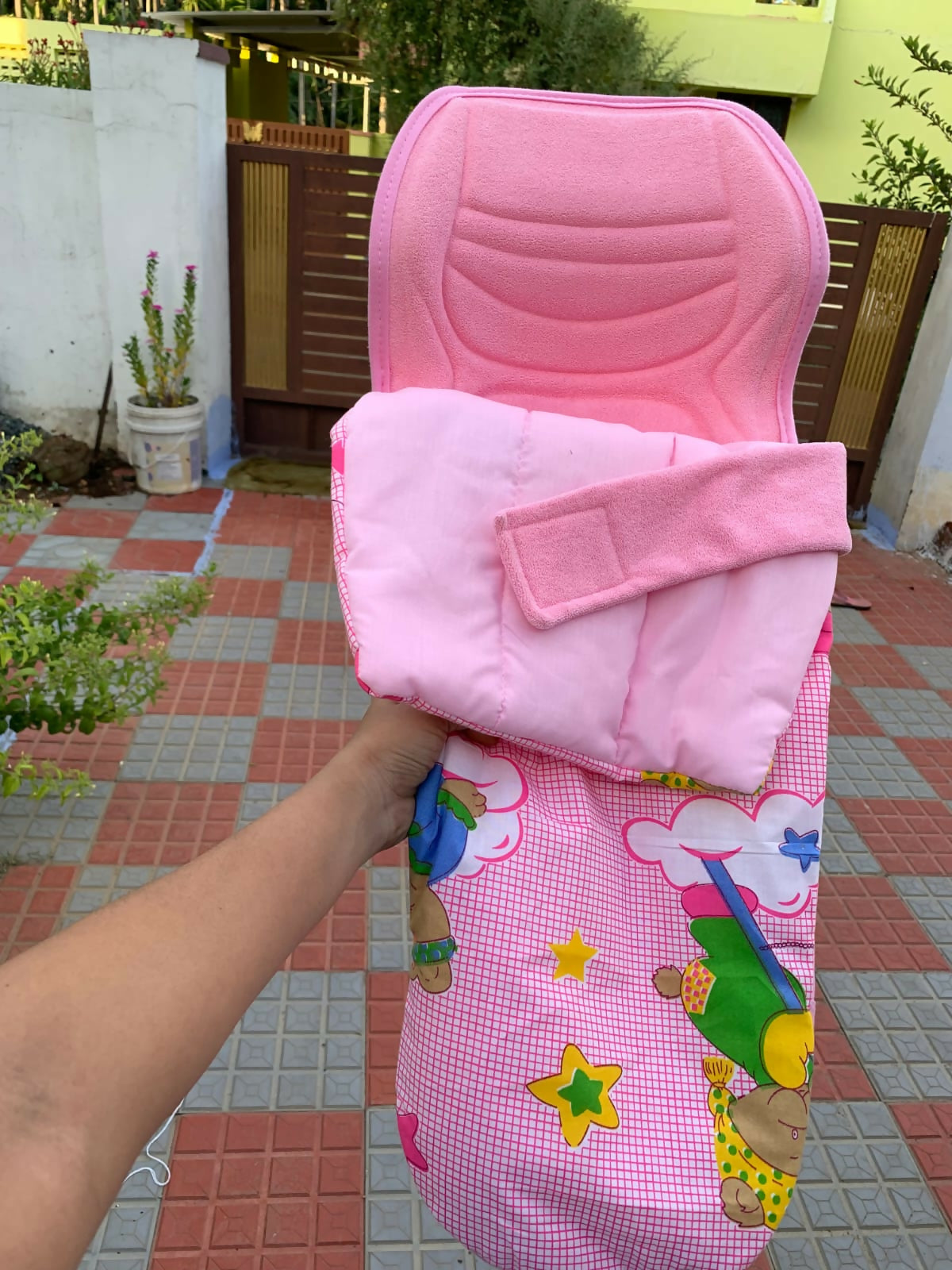 Hoopa 2-in-1 Feeding Pillow – Ergonomic support for feeding and lounging, in a soft baby pink finish.


