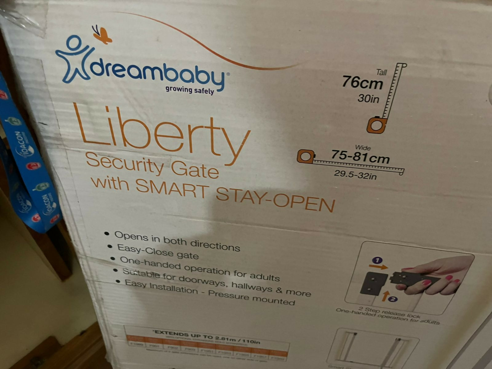 Dreambaby Liberty safety gate with auto close and stay open feature, almost new condition, ideal for child safety at home