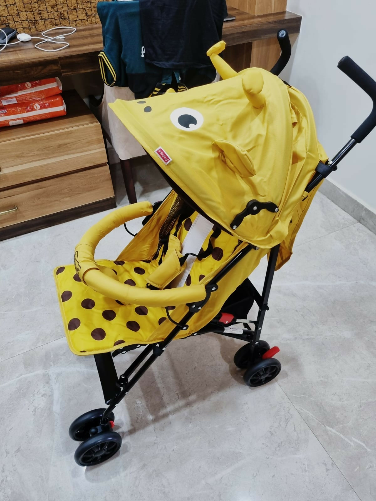 Explore the world in style with the BABYHUG Lil Giraffe Baby Stroller/Pram, offering comfort, convenience, and adorable design for your little explorer.