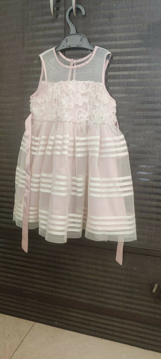 Make your baby girl the star of the show with our adorable Frock/Dress - crafted for comfort and cuteness!