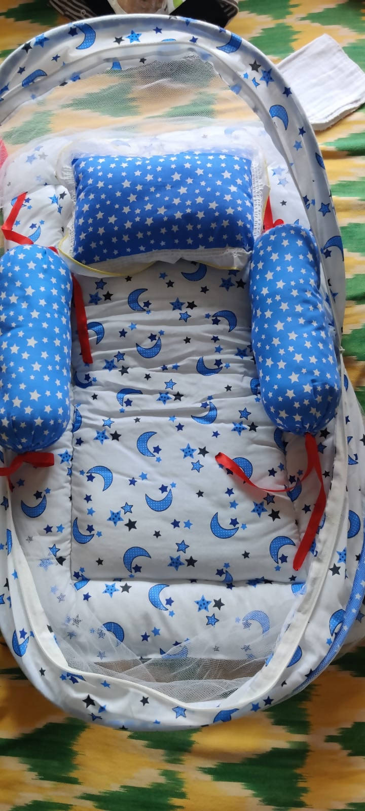 Sleeping bed with net and pillows - PyaraBaby