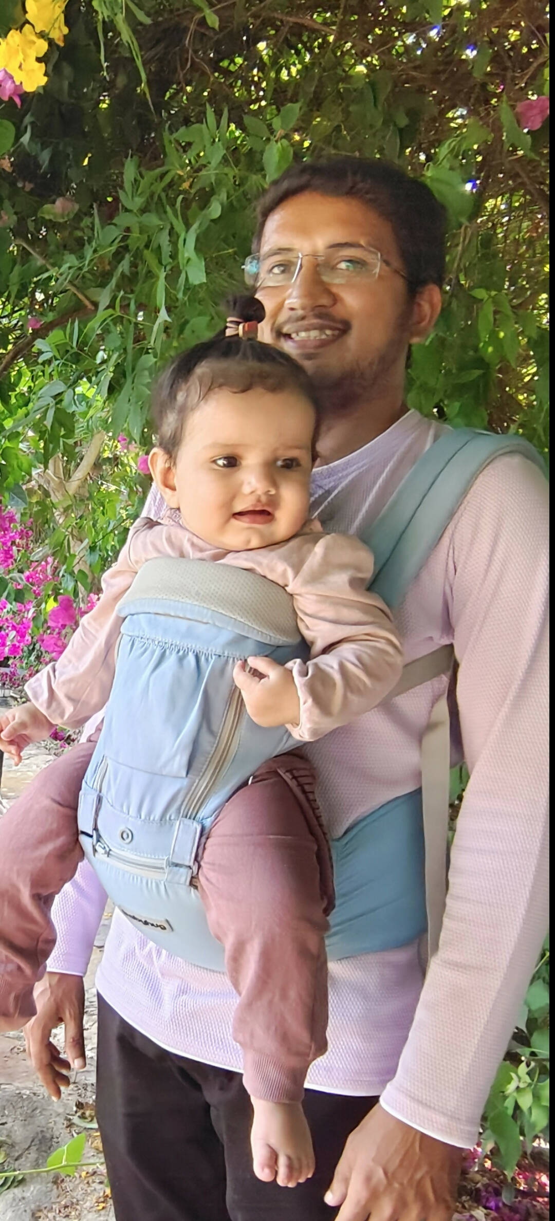 BABYHUG carrier with hip seat