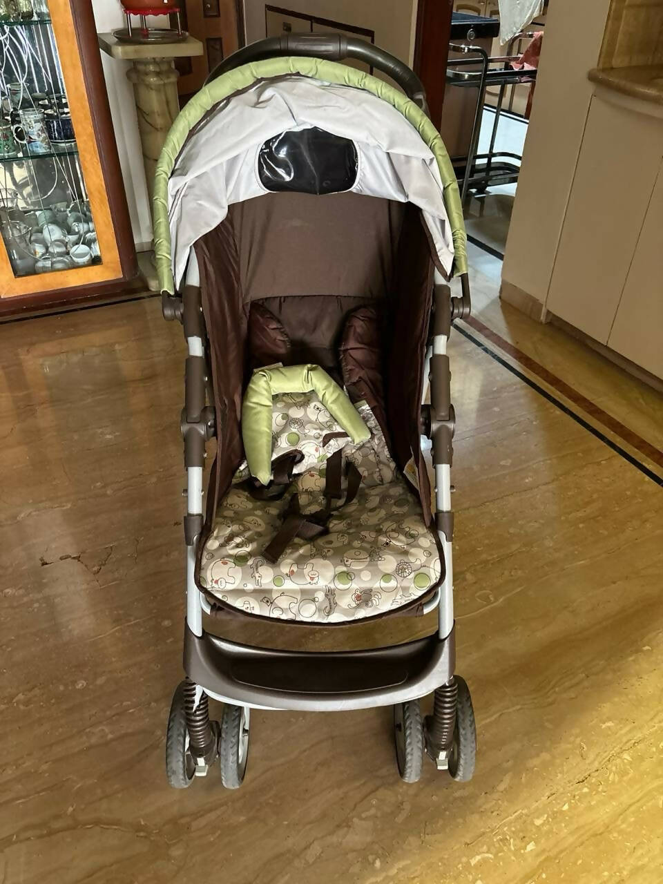 Experience comfort and convenience on the go with the GRACO Lite Rider Stroller/Pram - where style meets functionality for both baby and parent!