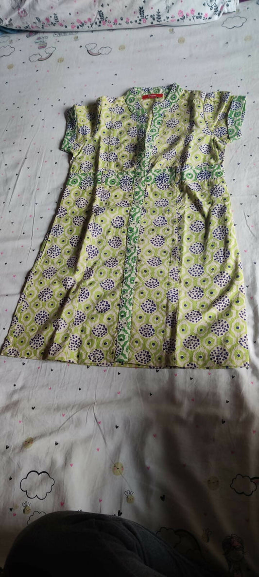 Dress your little princess in the Long Dress for Baby Girl—a delightful ensemble that combines comfort and charm for your precious bundle of joy.