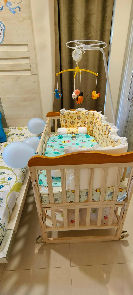 MEE MEE Crib/Cot for Baby, Dimensions: 110L×70W×90H cm - PyaraBaby